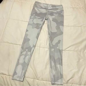 Beautiful white and light grey camo Alo Yoga leggings-NWOT!